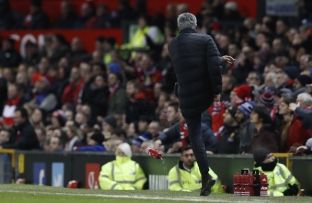 Biliq: Mourinho u dënua pasi e shqelmoi fort mirë shishen