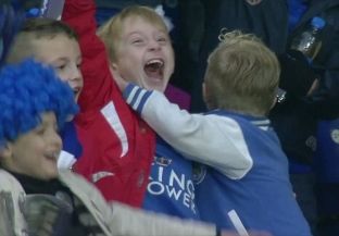 Leicesteri befason tifozët e vegjël që festuan si “të çmendur” [video]