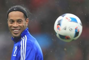 Ronaldinho e Riquelme kthehen në futboll për Chapecoensen