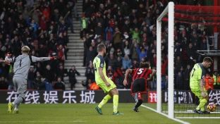 Liverpooli shokohet nga Bournemouthi, lëshon rastin për t’iu afruar Chelseat