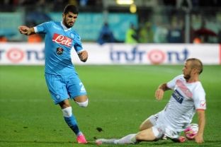 Napoli mposht Cagliarin, Hysaj përfundon me të verdhë