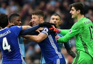 Chelsea i shmanget reduktimit të pikëve, por gjobitet