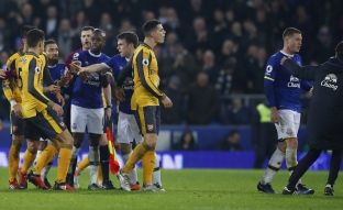 Ozil përleshet me lojtarët e Evertonit, i del në ndihmë Xhaka [video]