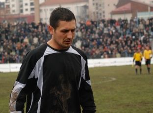 Mushica refuzon të mbyllë karrierën me turp