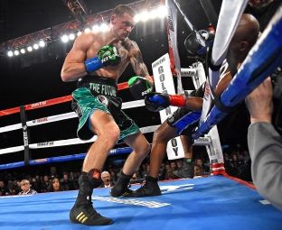 Bernard Hopkins del jashtë ringut pas goditjeve të Joe Smith [video]