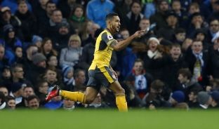  Walcott kalon Arsenalin në epërsi ndaj Cityt [video]