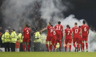 Liverpooli fiton në minutat shtesë derbin ndaj Evertonit
