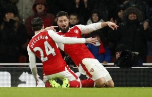 Arsenali në epërsi me supergolin e Giroudit [video]