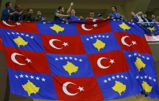 Festa e 9 tifozëve në Antalya u mbyll me 9.000 euro dhe ndërhyrje të policisë