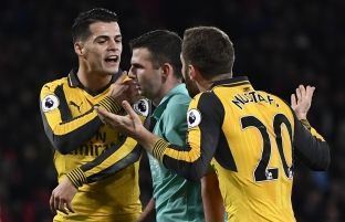  Wenger mbron Xhakën: Nuk ishte penalti