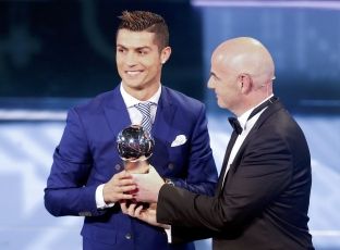  Ronaldo “thumbon” Barcelonën në fjalimin për lojtarin e vitit