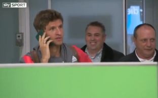 Mulleri përdor pasaportën në vend të telefonit [video]
