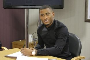  Swansea kompleton transferimin e parë