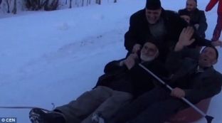 Gjyshërit përjetojnë lumturinë e fëmijërisë [video]