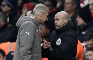 Wenger i nervozuar shtyn gjyqtarin e katërt [video]