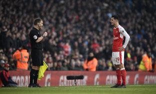 Xhaka i zhgënjyer për kartonin e dytë të kuq te Arsenali