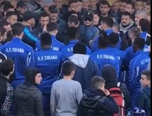 Tifozët e Tiranës nuk lejojnë skuadrën të stërvitet [video]