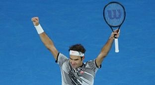 Federer “gjunjëzon” Nadalin, fiton Grand Slamin e 18-të