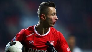  Celina skuqet, Twente fiton [video]