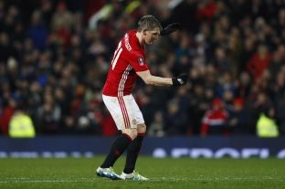  Mourinho konfirmon: Young largohet, Schweinsteiger qëndron