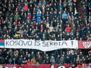  Twente dënon tifozët që shfaqën banerin “Kosova është Serbi”