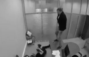 Pasi kupton se ka fituar lotarinë urinon shefin në zyrë [video]