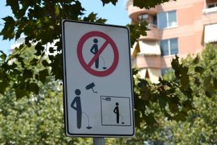 Kush urinon në rrugët e Tiranës, do të publikohet në “YouTube”