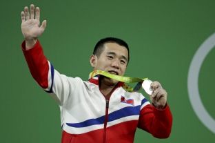 Peshëngritësi verikorean i kërkon falje liderit pse s’e arriti të artën