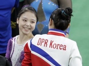 ‘Selfie’ historike e gjimnasteve të Koresë së Veriut dhe të Jugut