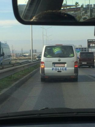 Furgoni mbingarkohet me policë në Prishtinë [video]