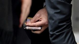 Kryeministri australian i jep të pastrehut 5 $, e ai në dorën tjetër ka tufë parash