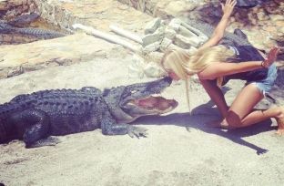 Vajza nga Florida që jetën e ndan me aligatorët