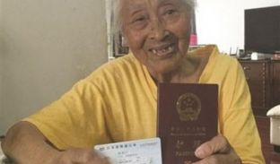 101 vjeçarja merr pasaportë për herë të parë