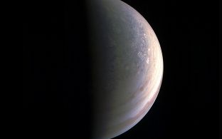 Imazhet e pabesueshme të Jupiterit të publikuara për herë të parë [video]