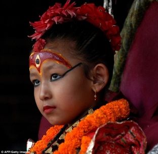 7-vjeçarja shihet si Perëndeshë në Nepal