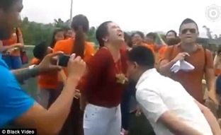 Kolegët meshkuj garojnë që ta hanë rrushin nga gjoksi i kolegeve [video]
