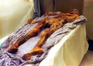 Otzi, mumia që mahnit shkencëtarët edhe 25 vjet pas gjetjes [foto +16]