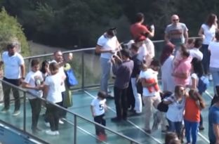 Fluks i madh vizitorësh në tarracën e parë prej xhami në Turqi [video]