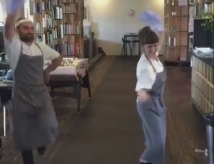 Punëtorët e kuzhinierit Rene Rexhepi hedhin “Shotën” në restaurant [video]
