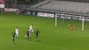 Portieri pret penaltinë me shpinë [video]