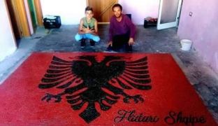 Flamuri shqiptar realizohet me 25 mijë pllaka