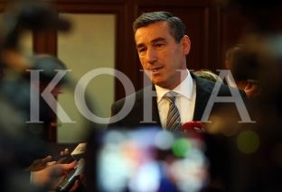  Kryeparlamentari rrëshqet në serbisht teksa flet për patriotizëm [video]