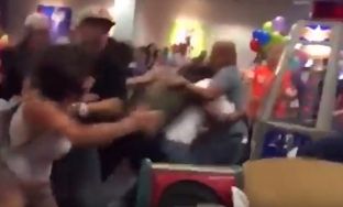 Baballarë e nëna përleshen gjatë ditëlindjes së një fëmije [video]