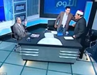 Imami që s’i do shamitë sulmohet gjatë emisionit në TV [video]