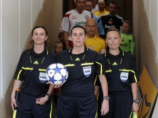 Futbollistët e Spartës detyrohen të stërvitin me femra