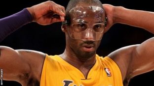 Kobe Bryant vë në ankand maskën e fytyrës për bamirësi
