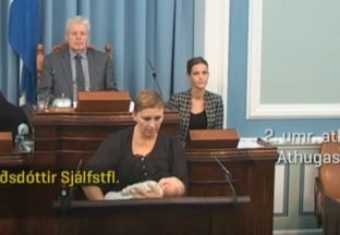 Deputetja mëkon foshnjën në foltore të Parlamentit [video]
