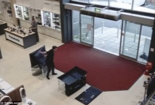 Blerësi i ngathët shkatërron 4 televizorë të ri me vlerë mbi 5 mijë euro [video]