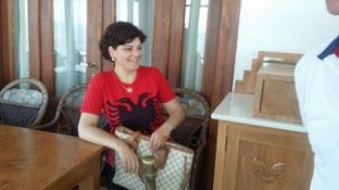 Shqiptarja që tregon historinë e Turqisë për turistët…