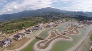 Qyteti në Bosnje ku arabishtja është “gjuha zyrtare”, e vendasit mund të hyjnë në të vetëm si shërbyes [video]
